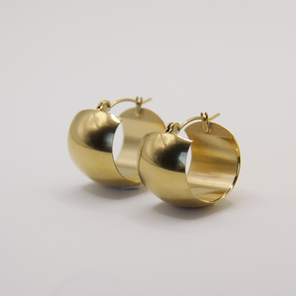 Close-up van My Gems 14k gold plated huggie oorbel van 1,8 cm, gemaakt van stainless steel – modern en minimalistisch design.