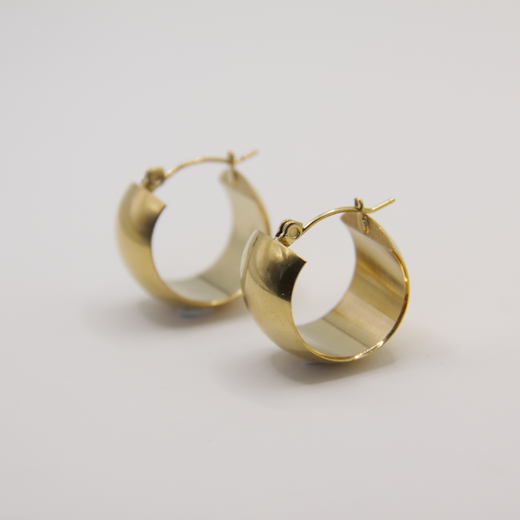 Gold Plated Huggie oorbel in stainless steel, waterbestendig en duurzaam – tijdloze look van My Gems.