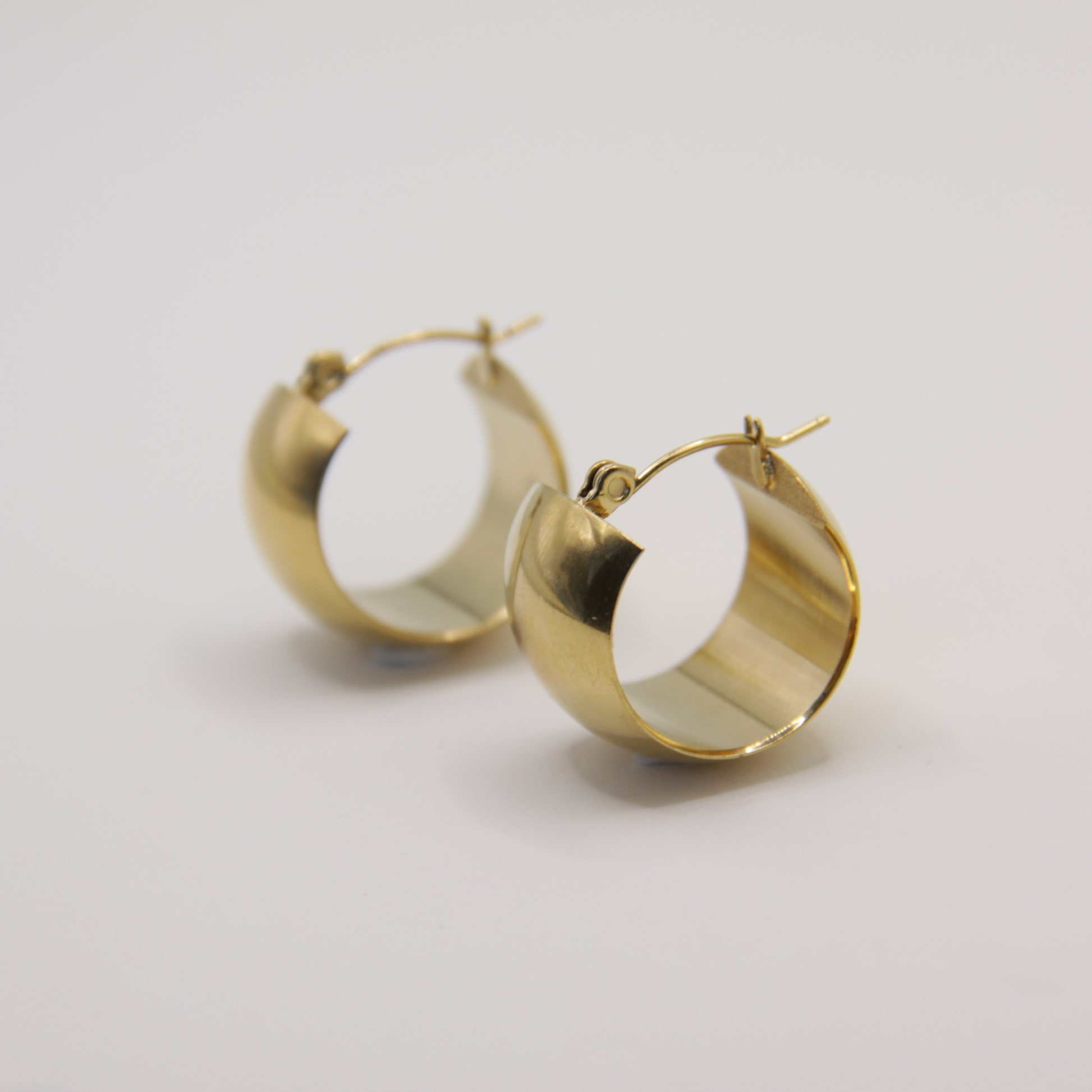 Gold Plated Huggie oorbel in stainless steel, waterbestendig en duurzaam – tijdloze look van My Gems.