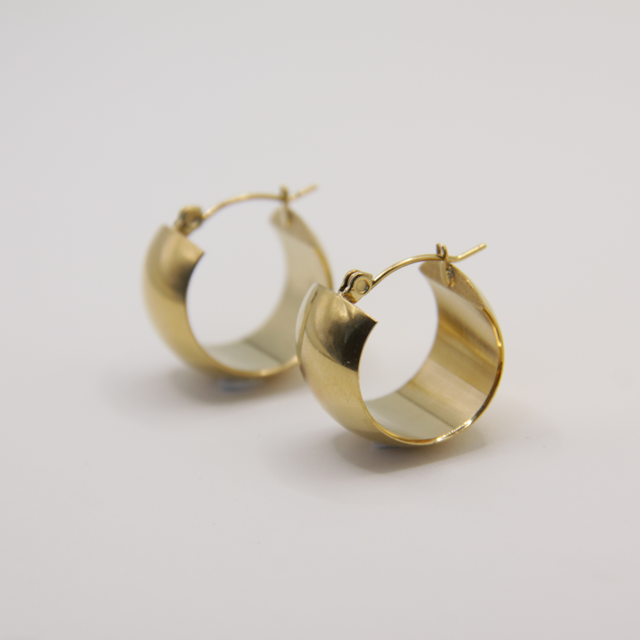 Gold Plated Huggie oorbel in stainless steel, waterbestendig en duurzaam – tijdloze look van My Gems.