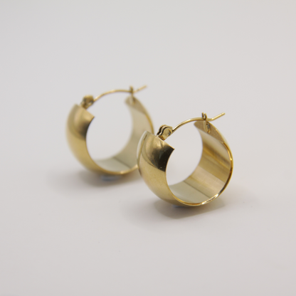 Gold Plated Huggie oorbel in stainless steel, waterbestendig en duurzaam – tijdloze look van My Gems.