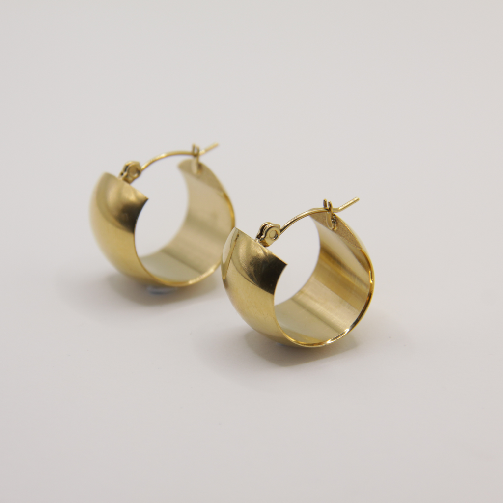 Set van gouden huggie oorbellen (1,8 cm) met 14k gold plated laag van My Gems, stijlvol en hypoallergeen.