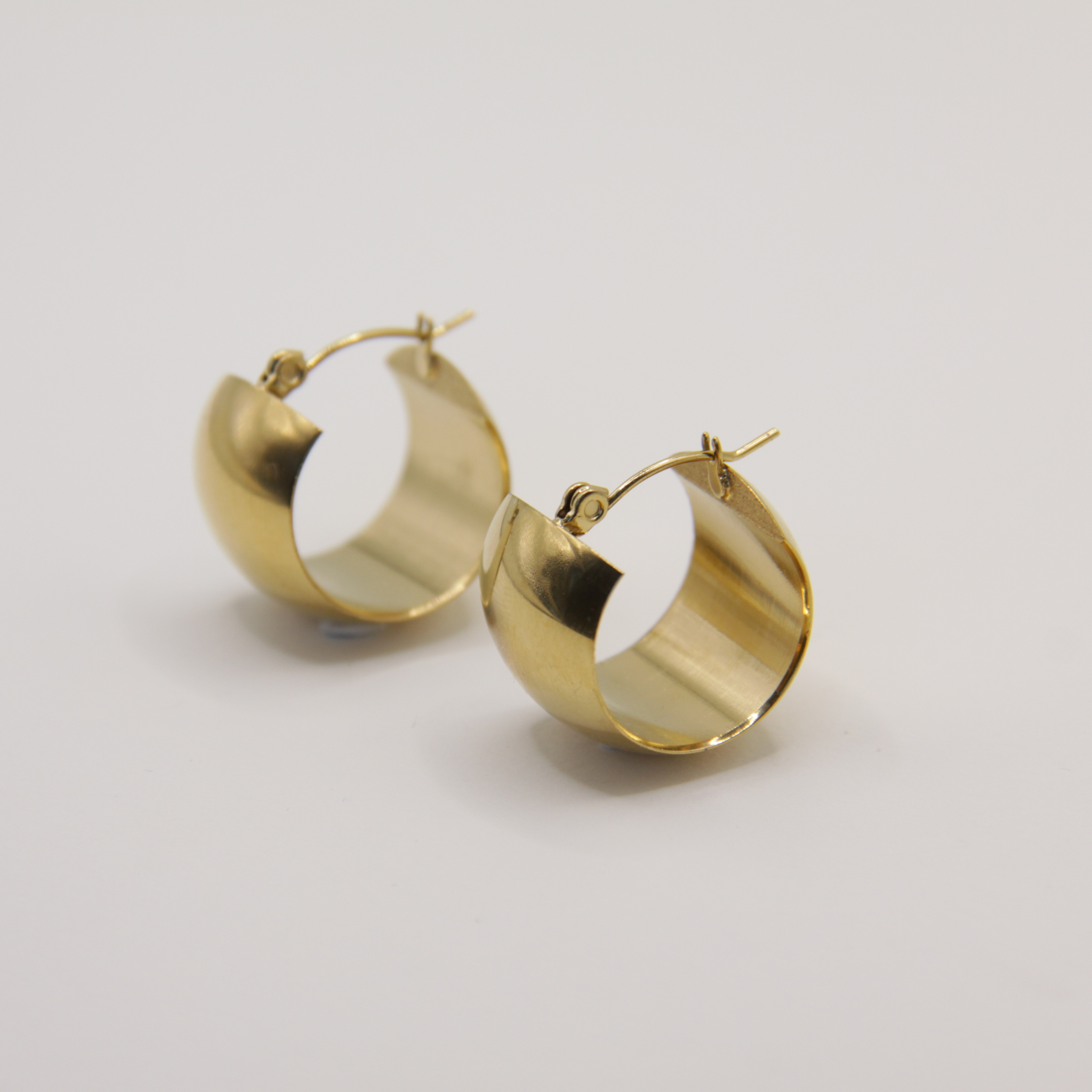 Set van gouden huggie oorbellen (1,8 cm) met 14k gold plated laag van My Gems, stijlvol en hypoallergeen.