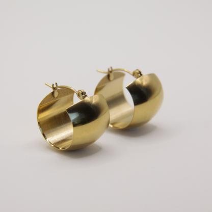 Minimalistische 1,8 cm huggie oorbel in 14k gold plated stainless steel van My Gems, perfect voor elke outfit.